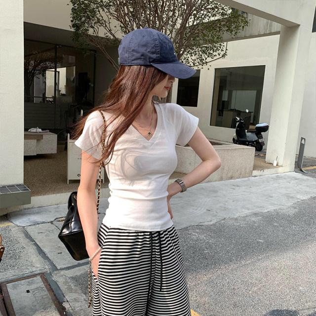 Unique niche V-neck front shoulder base shirt rasp shoulder short-sleeved T-shirt for women 2025 summer new slim slim top trendy