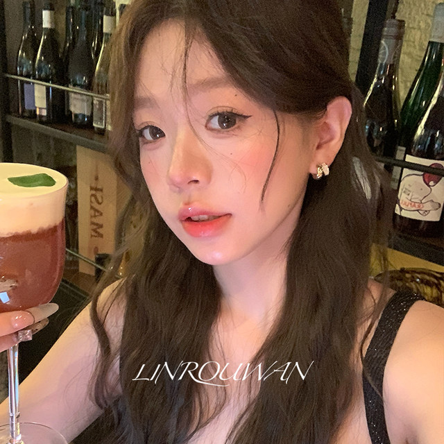 Diamond small fragrant shell double-layer C-shaped unique earrings niche high-end temperament earrings for women in autumn and winter versatile earrings