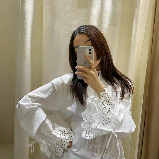 French niche 2025 early spring retro exquisite hollow flared sleeve strap bag buckle stand collar white shirt
