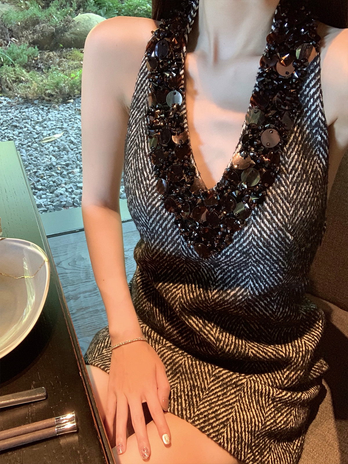 Xiaoxiang 重工業ビーズ黒 V ネックドレス女性の冬のハイエンド気質ノースリーブスパンコールバックレスドレスサスペンダースカート