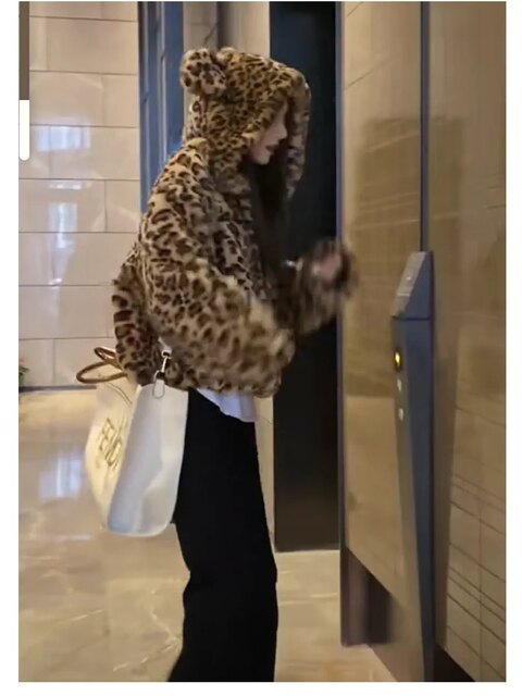 2024 new imitation otter rabbit fur grass leopard print young hooded bear ears loose, cute plush outer set female

