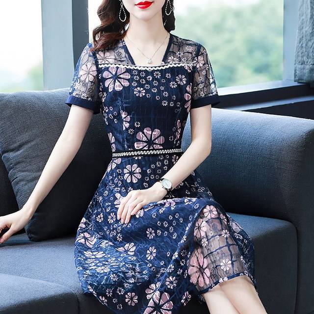 Lace dress 2025 summer new French square collar high-end middle-aged mother dress large size women's skirt mid-length