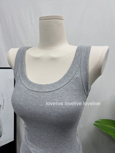 The fit is so good! Everyone wears the slimming U-neck wide shoulder straps camisole for women