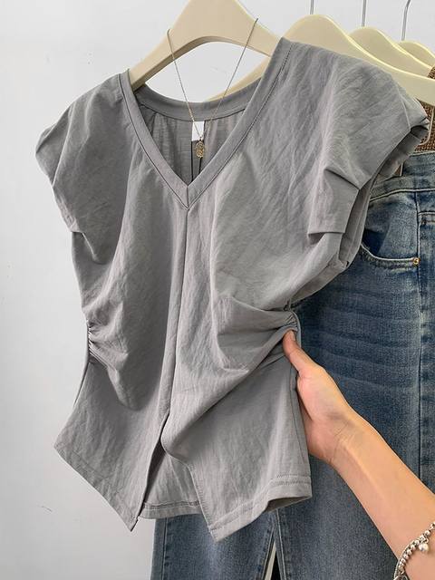 Gray irregular V-neck front shoulder small flying sleeve T-shirt for women's summer 2024 new waist-hugging sleeveless top small
