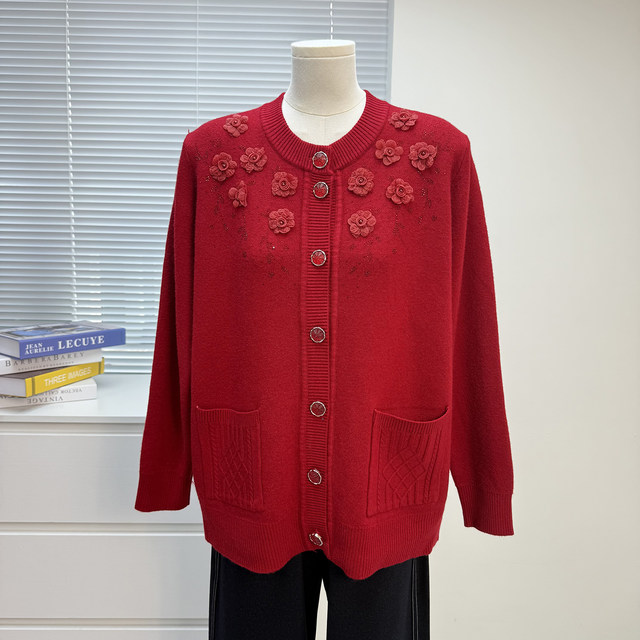 Mother's clothing, autumn and winter velvet cardigan tops, middle-aged and elderly women's clothing, loose and thickened one-piece velvet sweater women's jackets