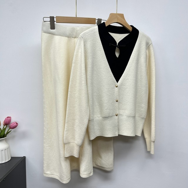 
Mom autumn suit middle-aged mother 2025 new knitted sweater women's top skirt middle-aged and elderly two-piece set