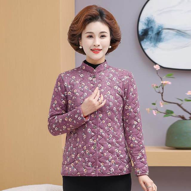 Middle-aged and elderly cotton-padded jackets for mothers in autumn and winter floral velvet cotton-padded jackets for grandma with thick inner liner to keep warm and wear at home.