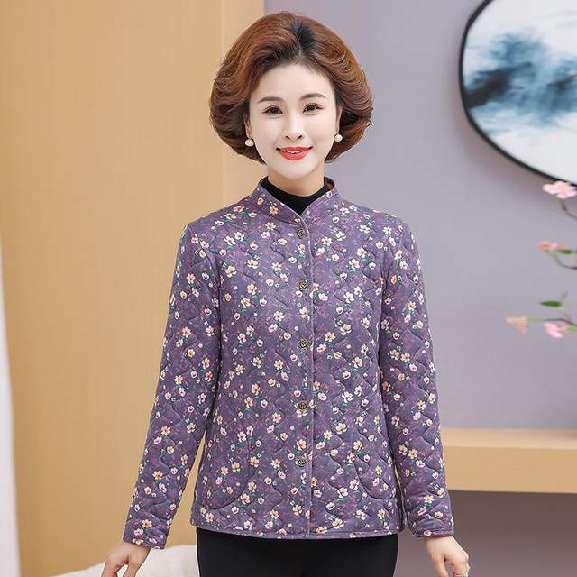 Middle-aged and elderly cotton-padded jackets for mothers in autumn and winter floral velvet cotton-padded jackets for grandma with thick inner liner to keep warm and wear at home.