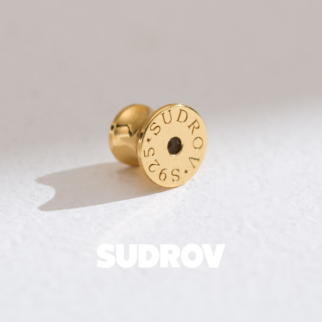 SUDROV Premium 925 Tremella Ear Blocking is exquisite and will not fall off. The ear pads are firm and prevent the ear studs from falling off.