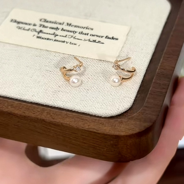 
French pearl diamond-inlaid pearl earrings for women for summer earrings for women in 2025 new hot niche design high-end