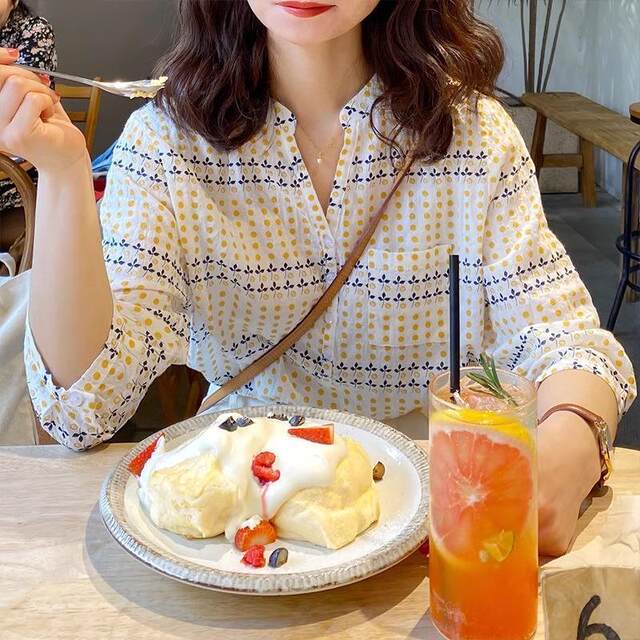 V-neck temperament floral shirt for women with 7-quarter sleeves 2024 summer new style literary fresh fashionable top printed shirt