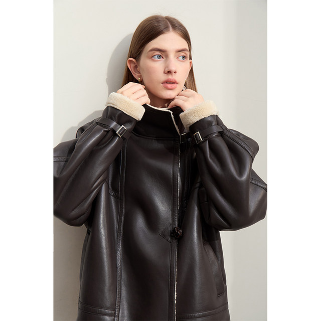 AMII2024 Winter new old money breeze lapel the contrasting environmentally friendly fur woman handmade skin buckle loose jacket
