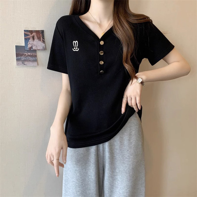 Black V -neck short -sleeved T -shirt Ms. 2023 Summer design sense embroidery, loose large size, shoulder top