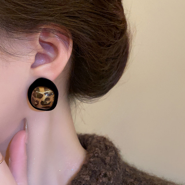 Flocking irregular retro leopard print earrings 2025 new popular autumn and winter earrings light luxury niche high-end earrings