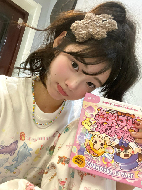 Colorful cartoon doodle print shoulder T-shirt for women in summer casual versatile slim small cotton short-sleeved top