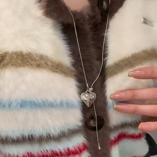 Minimalist silver love pendant necklace for women in autumn and winter, light luxury and high-end titanium steel pull-out long sweater chain accessories