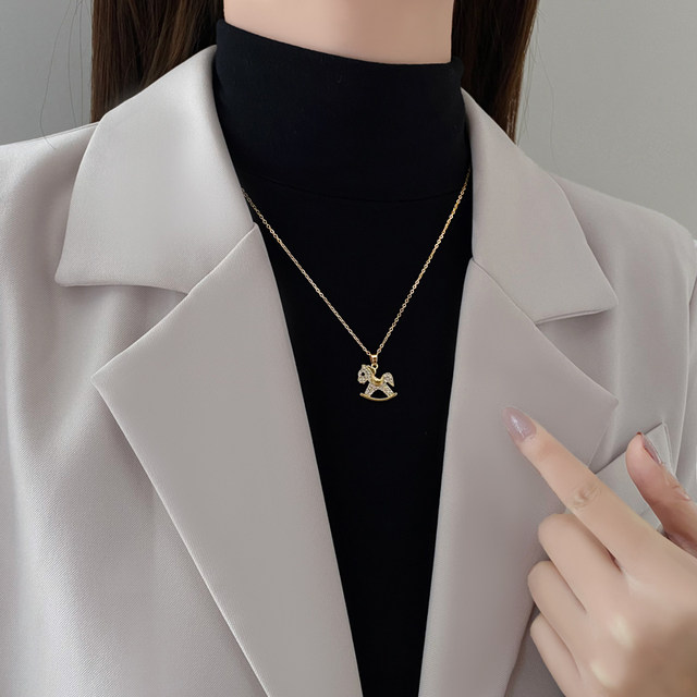 The new 2025 clavicle chain simple temperament trend autumn and winter accessories