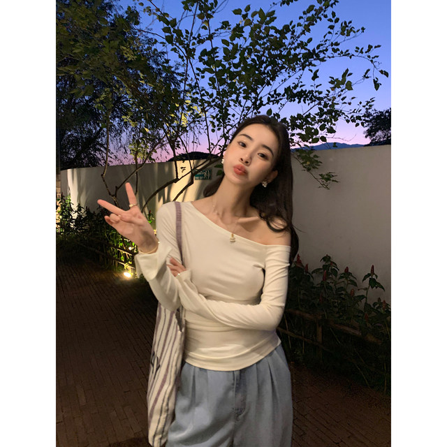 pusumede slanted neck off-shoulder long-sleeved sweater T-shirt for women's design, waist-hugging slim temperament, flared sleeve top