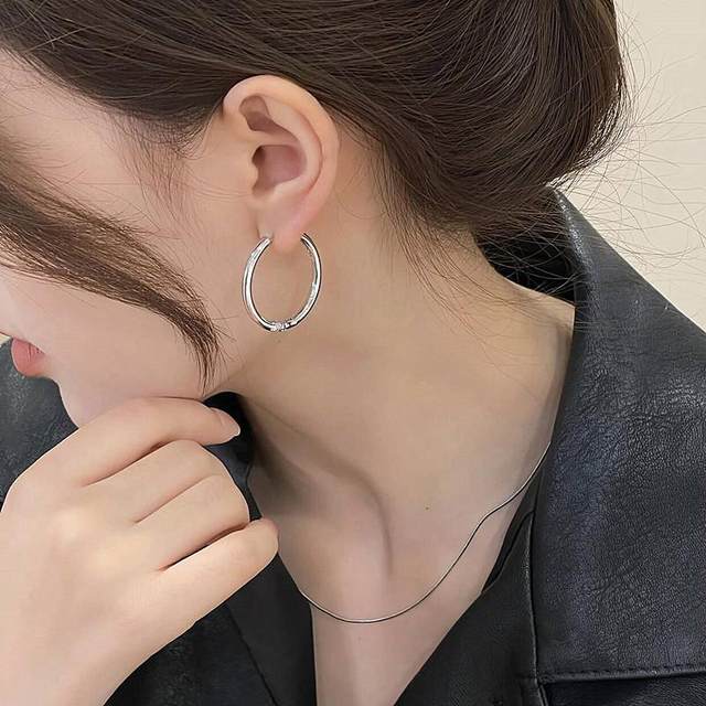 Silver simple plain ring earrings for women 2025 new earrings super fire earrings light luxury high-end earrings ring ear buckles