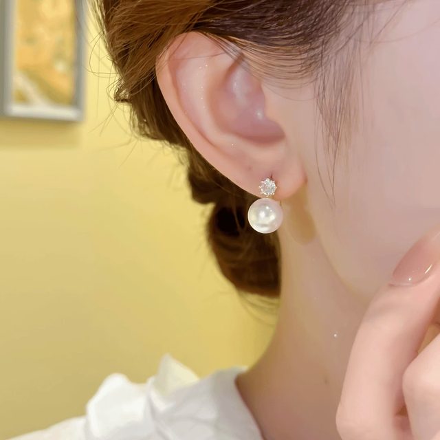 Autumn and winter pearl rhinestone earrings for women 2024 new hot niche high-end design ear buckle light luxury ear decoration