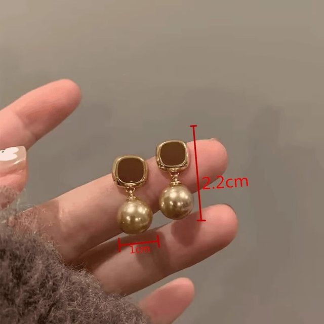 French unique caramel-colored earrings temperament bead bead earrings in autumn and winter light luxury niche high-end copper alloy earrings