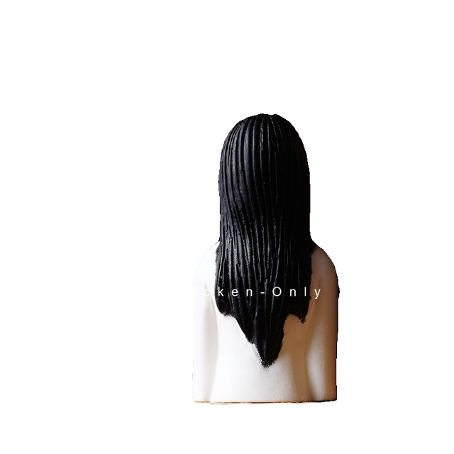 Bored! Putting a Sadako on her girlfriend! She pranks her small ornaments on the work station to decompress her emotions and decorate the desktop decoration.