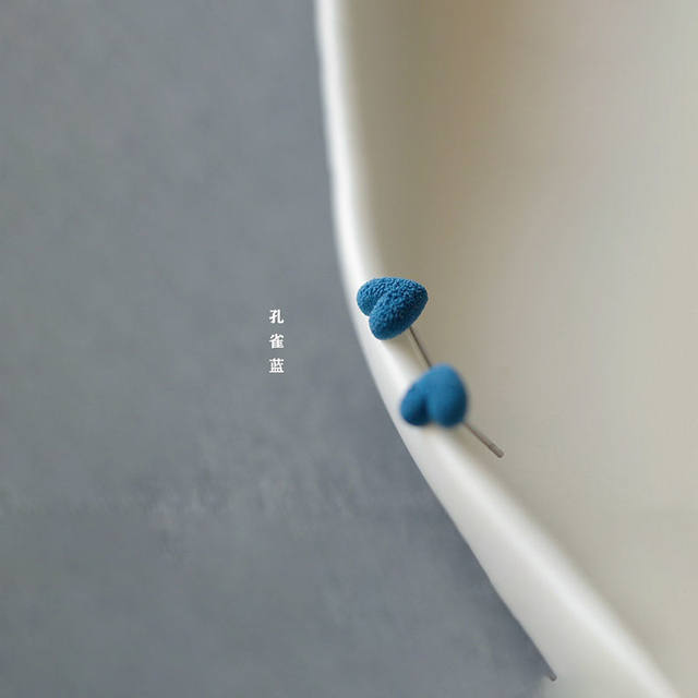 Gorgeous~Autumn and winter earrings, high-end retro love niche frosted peacock blue Klein blue ceramic earrings