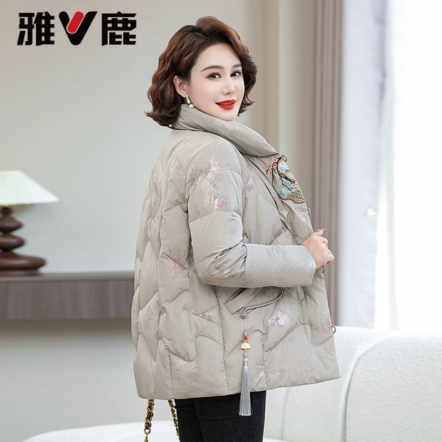 Yalu Chinese style embroidered mother down jacket for women in 2025 winter new fashionable age-reducing short thermal jacket
