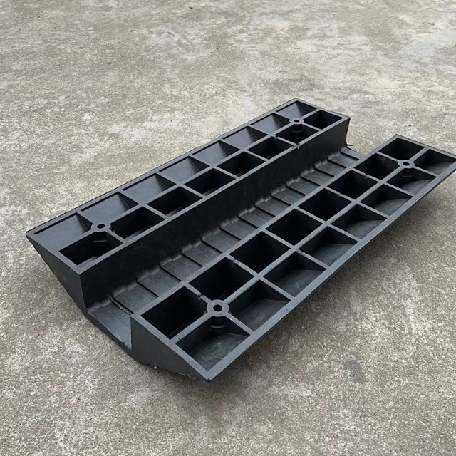 Bridge -shaped trough threshold padding two -sided slope pad road along the slope thread cable to protect the deceleration band step pad
