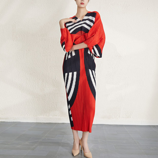 Miyake pleated high-end dress for women 2024 spring and autumn new retro printed large-size 7-quarter sleeve V-neck midi skirt