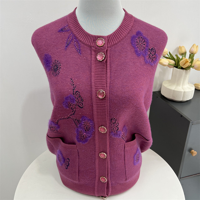 Middle-aged and elderly plus velvet sweater coat grandma winter clothing thickened knitted cardigan mother autumn and winter new elderly clothes