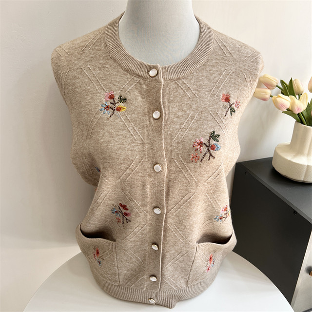 Middle-aged and elderly women's clothing grandma's autumn knitted cardigan fashionable cardigan outer sweater mother's wool coat