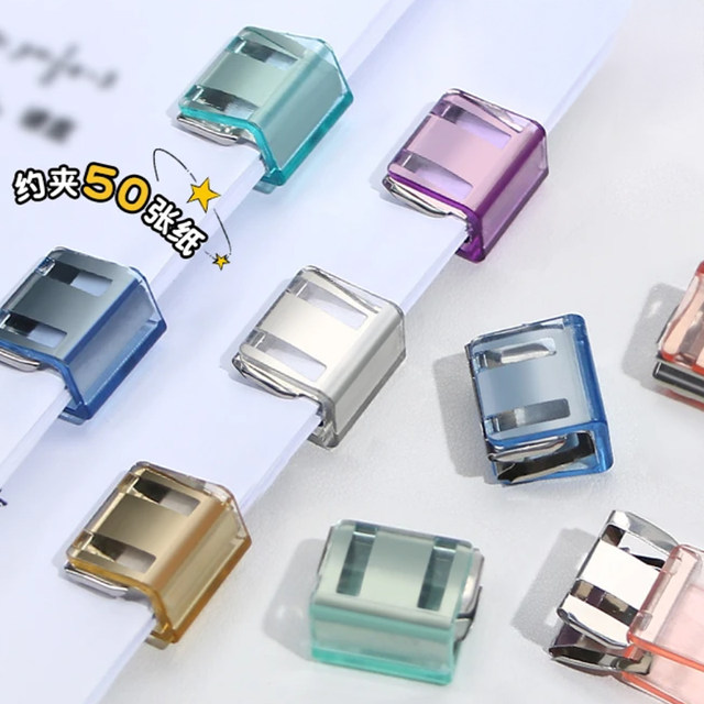 
Anti-mopping trouser leg artifact. Pants that are too long can be shortened. Fixing clip. Multifunctional invisible seam-free trouser leg elastic adjustment buckle.