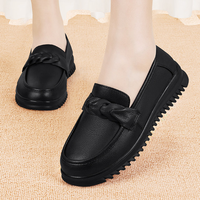 KFC non-slip work shoes, women's leather shoes that won't tire your feet after standing for a long time, winter warm plus velvet waterproof soft-soled mother's cotton shoes