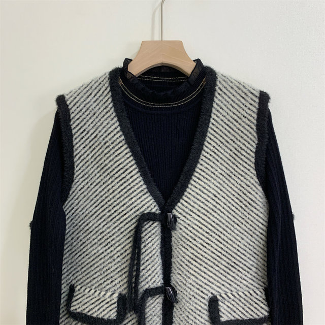 Middle-aged mother's spring and autumn clothing, Chinese style buttoned vest sweater and sweater suit, large size fashionable sweater casual pants three-piece set