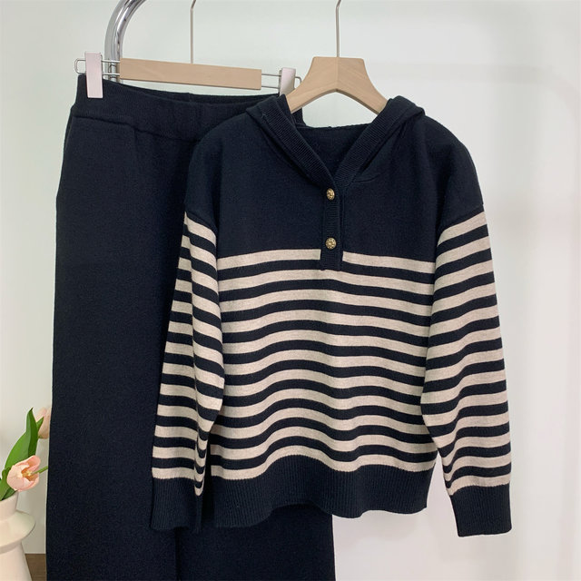 Mom's autumn casual sportswear suit 2025 new middle-aged and elderly women's spring and autumn striped sweatshirt knitted two-piece set