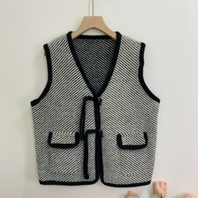 Middle-aged mother's spring and autumn clothing, Chinese style buttoned vest sweater and sweater suit, large size fashionable sweater casual pants three-piece set