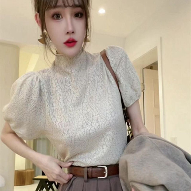 Design exquisite lace puff short-sleeved shirt for women in spring and summer new gentle style slim turtleneck top trendy
