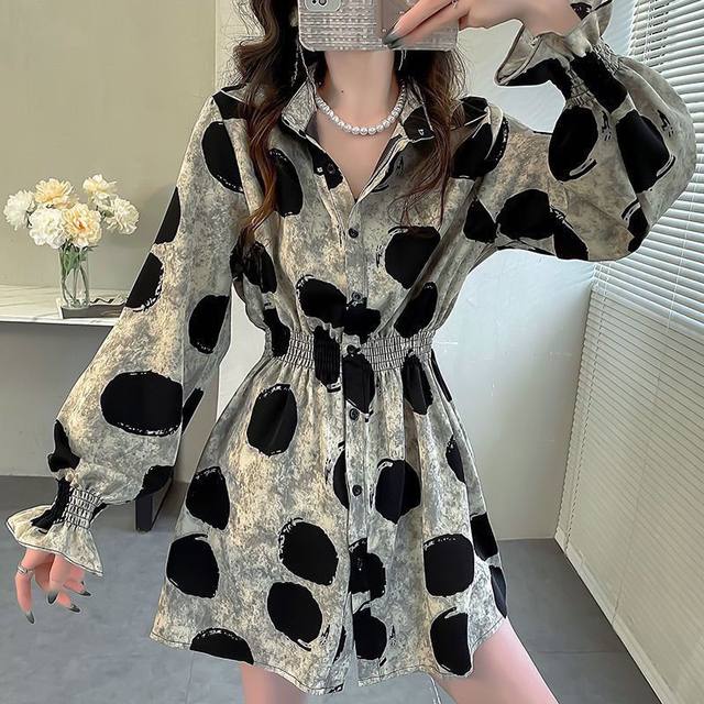 Design sensory folds, loose waist, long waist, long top, female covered buttocks, beautiful printed shirt horn sleeve shirt