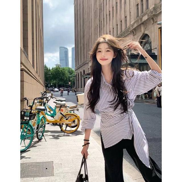 Design-sensible niche irregular striped shirt for women in early autumn Korean slim fit and waist-hugging long-sleeved shirt