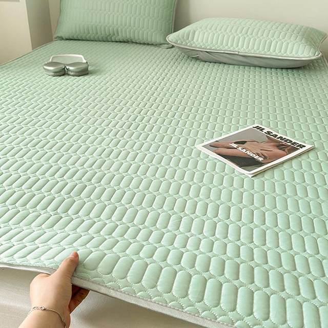 
Category A maternal and infant grade three-piece summer ice silk mat waterproof urine-isolating summer cooling mattress mat new model can be machine washed.
