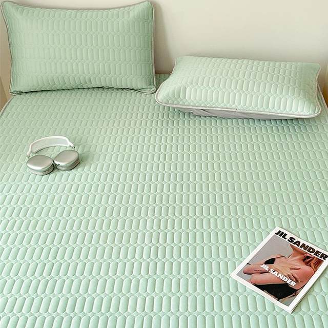 
Category A maternal and infant grade three-piece summer ice silk mat waterproof urine-isolating summer cooling mattress mat new model can be machine washed.
