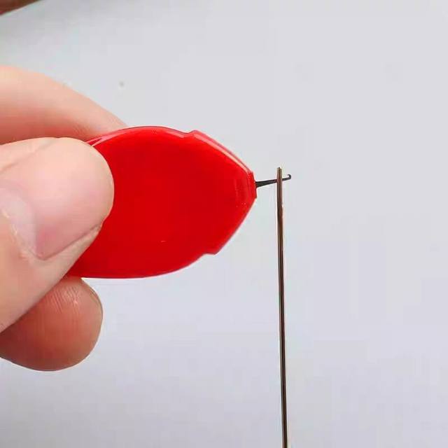 Needle threading artifact Quick needle threading lead assisting the elderly to automatically recognize needles universal sewing machine threading device