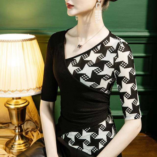 New summer slanted V-neck T-shirt for women's five-quarter sleeve houndstooth print design mid-sleeved top 2022 early autumn new style