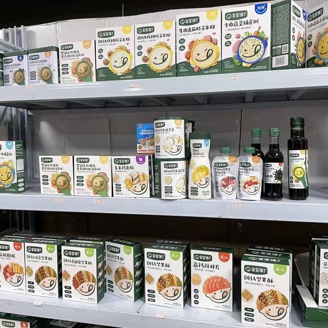 Baby is craving for nut puffs, high calcium shrimp slices, cereal bars, milk puffs, rice cakes, fruit and vegetable cheese, crispy melted beans