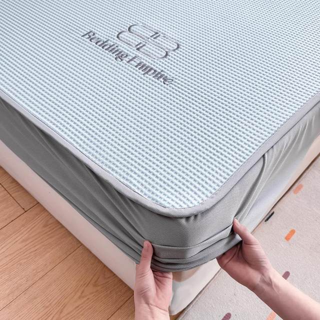 
Category A Maternal and Infant Grade Waffle Embroidered Bear Bingdou Bean Mat Three-piece Set Bed Sheet Style Ice Silk Soft Mat Can Be Machine Washed