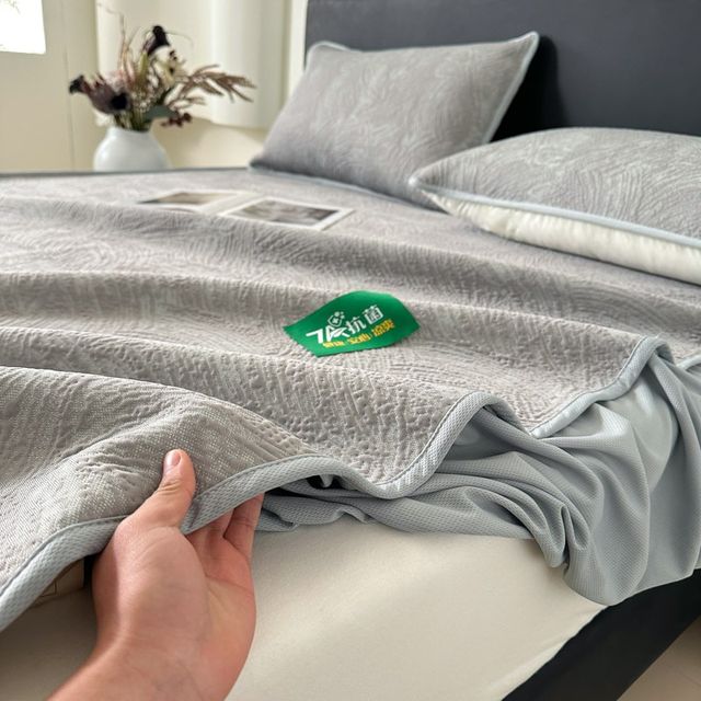 
Maternal and infant grade high-end ice silk mat three-piece fitted sheet style ice bean soft mat machine washable summer mattress