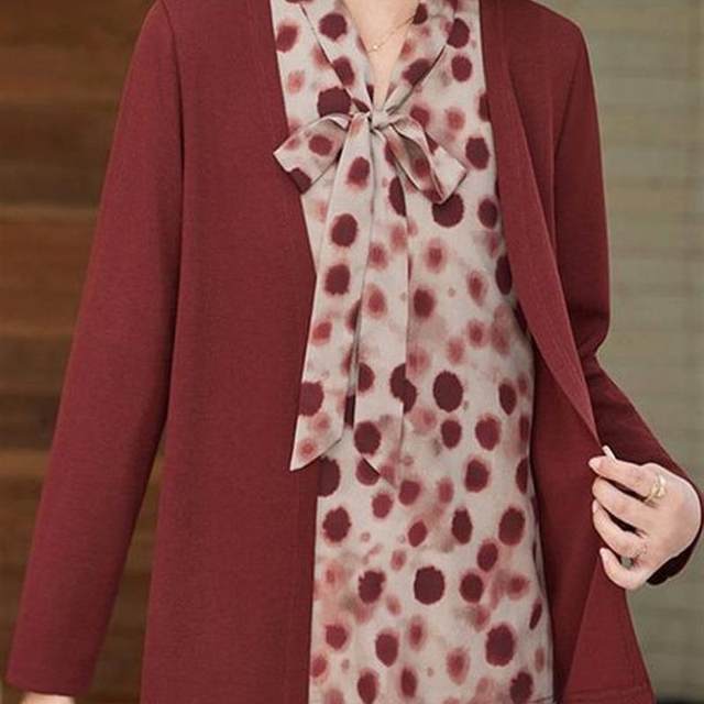 
Middle-aged and elderly autumn new long-sleeved bottoming shirt women's fashionable knitted cardigan mother's wear splicing fake two-piece top