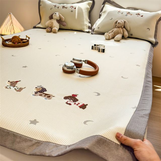 
Maternal and child-like cartoon dachshund icedou Dou summer ice silk mat summer 20 new air-conditioned soft mat