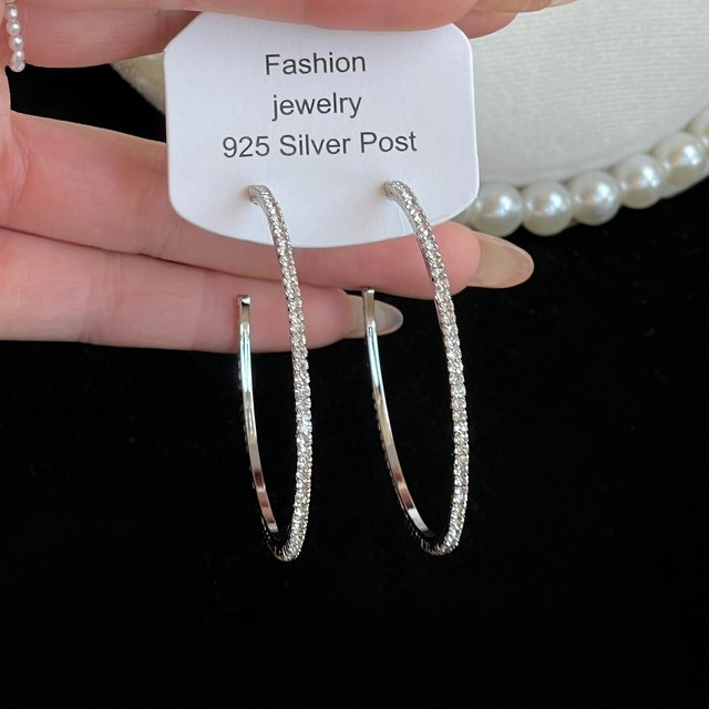 I'm looking forward to meeting the face-showing small circle temperament earrings, mosquito coil earrings, women's exaggerated temperament earrings, large circles